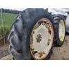 Fiat traktorin takarenkaat 13.6R38 / Vanteilla ja keskiöillä