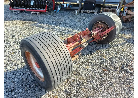 Peräkärryn akseli rakentelijalle / 445/45R19.5 leveillä renkailla
