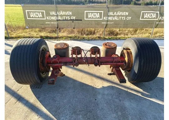 Peräkärryn akseli 445/45R19.5 / Leveillä renkailla, 8-pulttinen