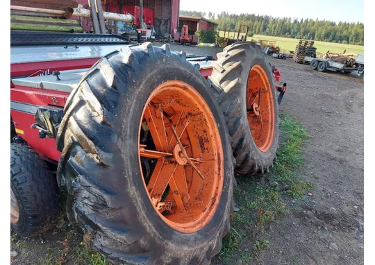Paripyörät 14.9x38 Salpaset vanteilla / Sopii 16.9x34 renkaiden rinnalle