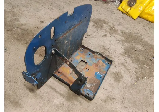 Fordson Super Major akkukotelon pohja / ja etupelti