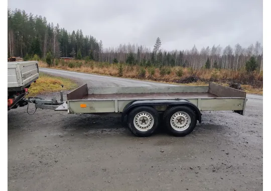 Teliperäkärry Kärppä jarrullinen / Kantavuus 1210kg, kahdet renkaat vanteilla