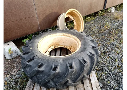 Rengas 14.9/13-24 vanteella / Fahr M600 leikkuupuimurista