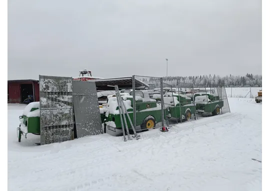 Troax verkkoaitaelementtejä ja tolppia /