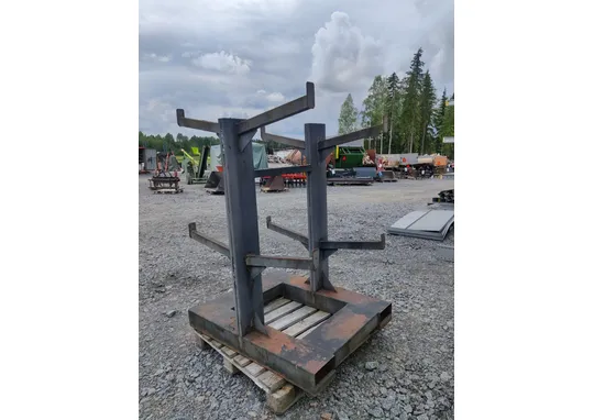 Metallihylly trukkitaskuilla /