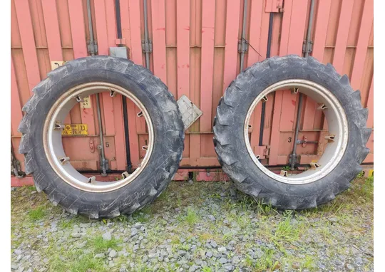 Traktorin renkaat 13.6x36 vannekehillä /