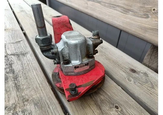 Sampo 410 leikkuupuimurin / hydrauliikkapumppu