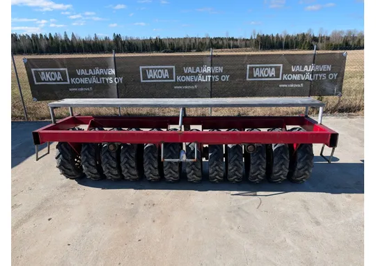 Kumipyöräpakkeri 300 cm / Kelluva, vahvalla rungolla