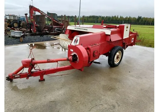 International 430 paalain / Ruuvisyötöllä, hyväkuntoinen