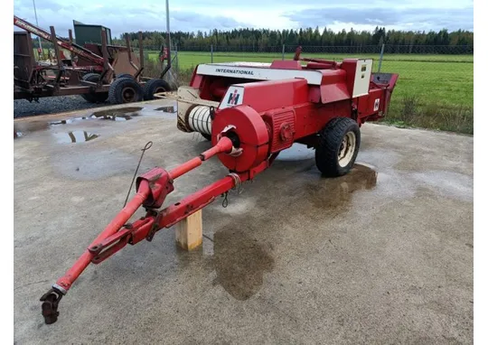 International 430T paalain / Ruuvisyötöllä