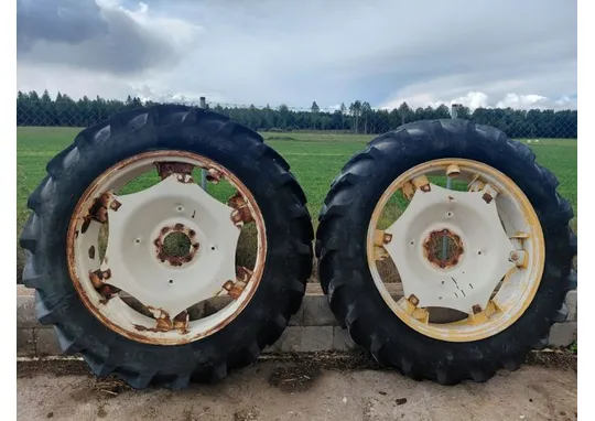 Fiat traktorin takarenkaat 13.6R38 / Vanteilla ja keskiöillä