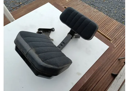 Zetor traktorin / Apumiehen istuin