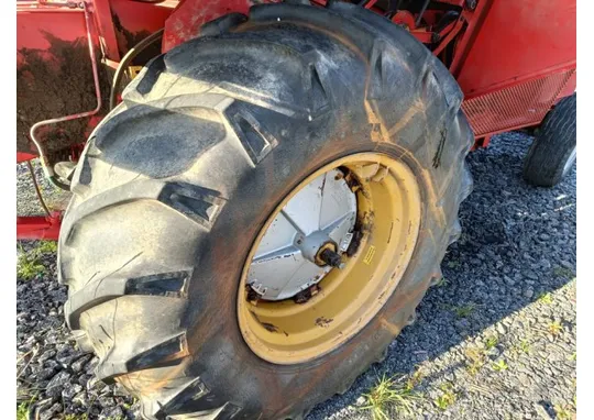 Renkaat 18.4-26 Nokia Tractor H / Massey Ferguson 430 puimurin vannekehillä