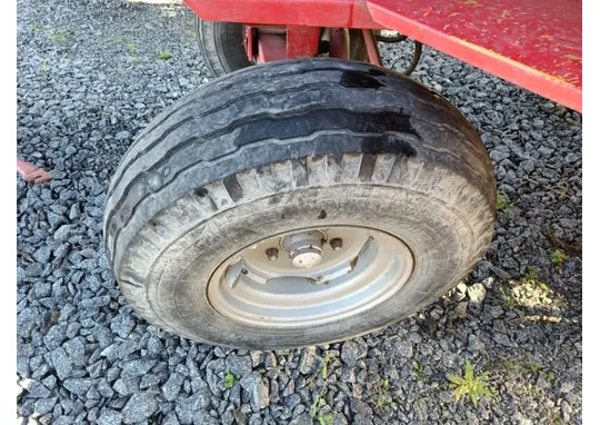 Renkaat 11.5/80-15 Nokia Tractor Farmer / Massey Ferguson 430 puimurin vannekehillä