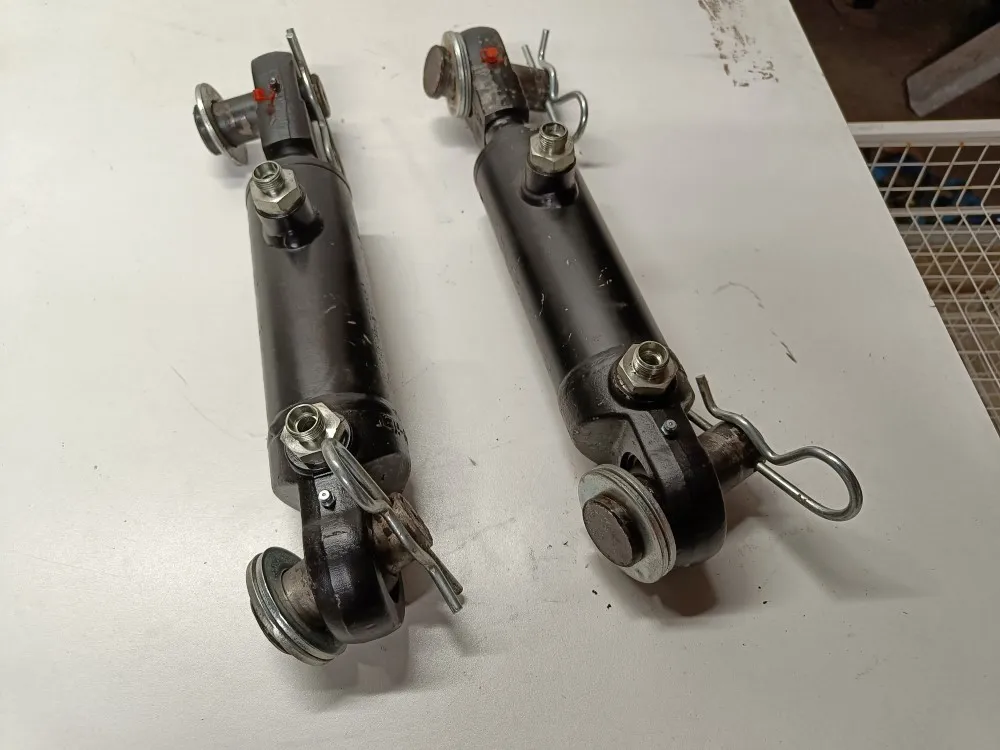 Hydrauliikkasylinterit 2kpl  pakkeriin / Rol-Ex lautasmuokkaimeen