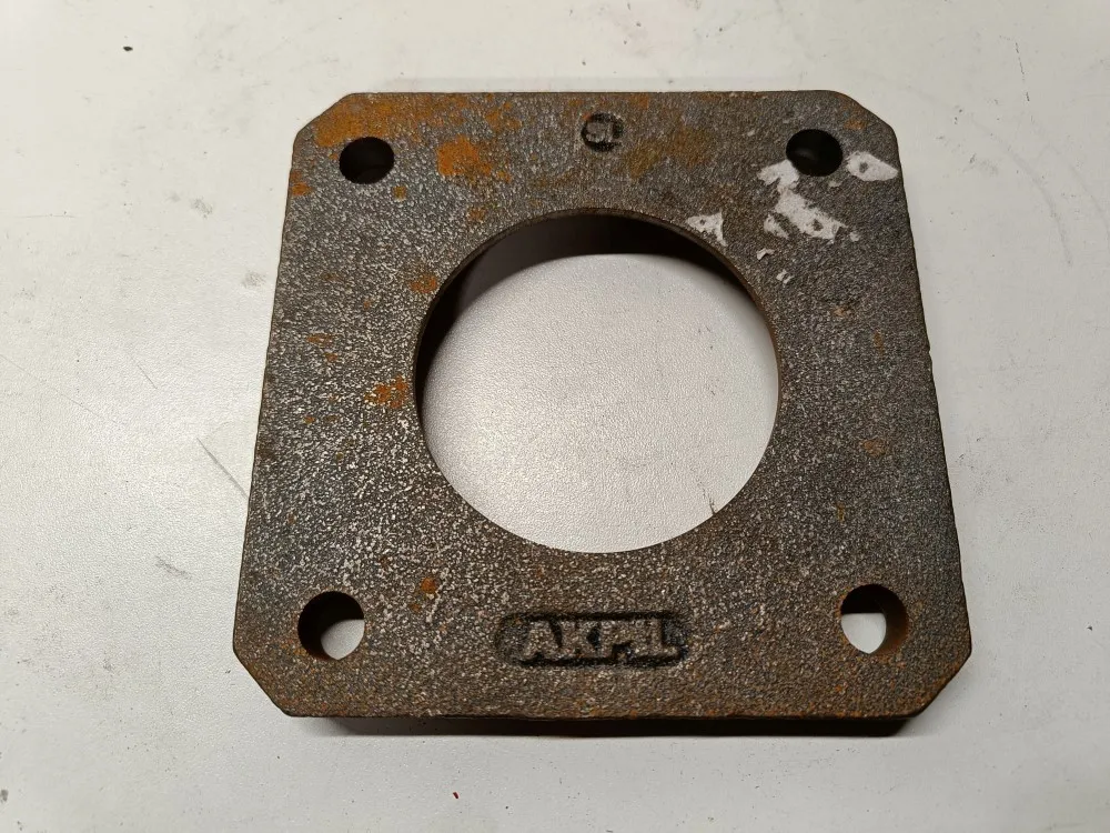 Laakeripesän päätykappale / Akpil V