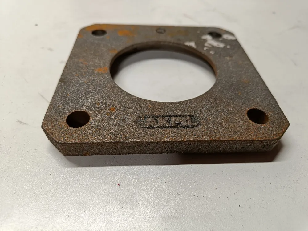 Laakeripesän päätykappale / Akpil V