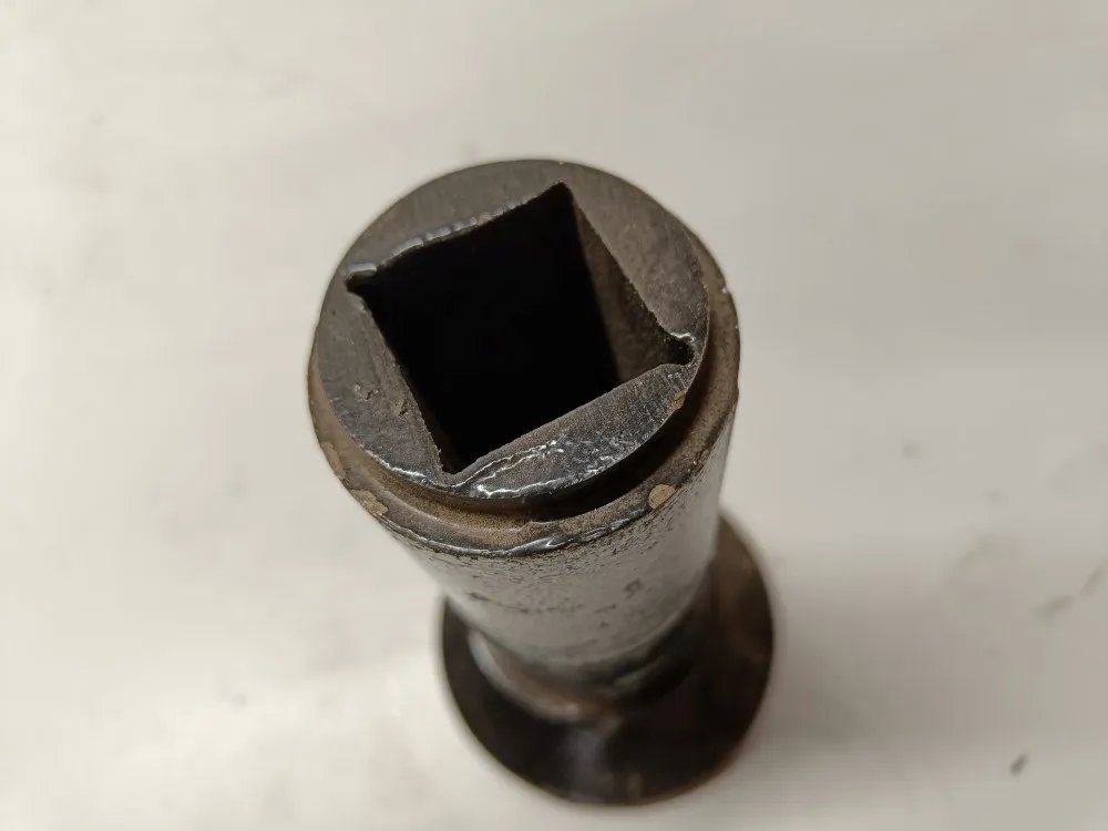 Lautasen päätyholkki / Strumyk Alfa