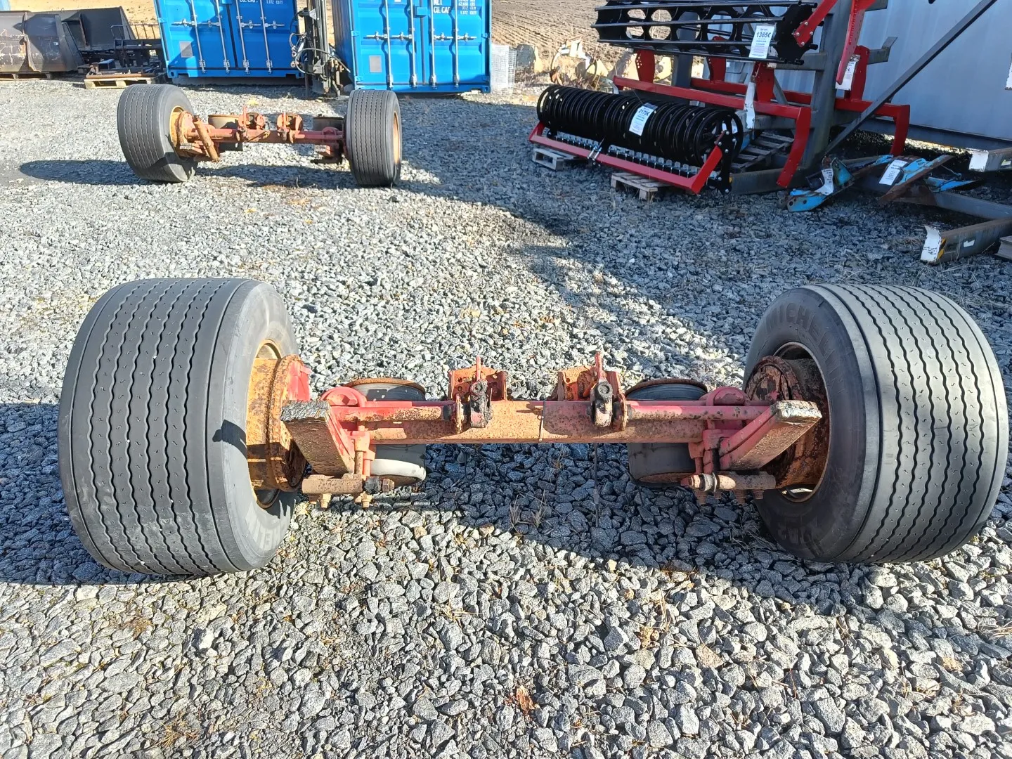 Peräkärryn akseli rakentelijalle / 445/45R19.5 leveillä renkailla