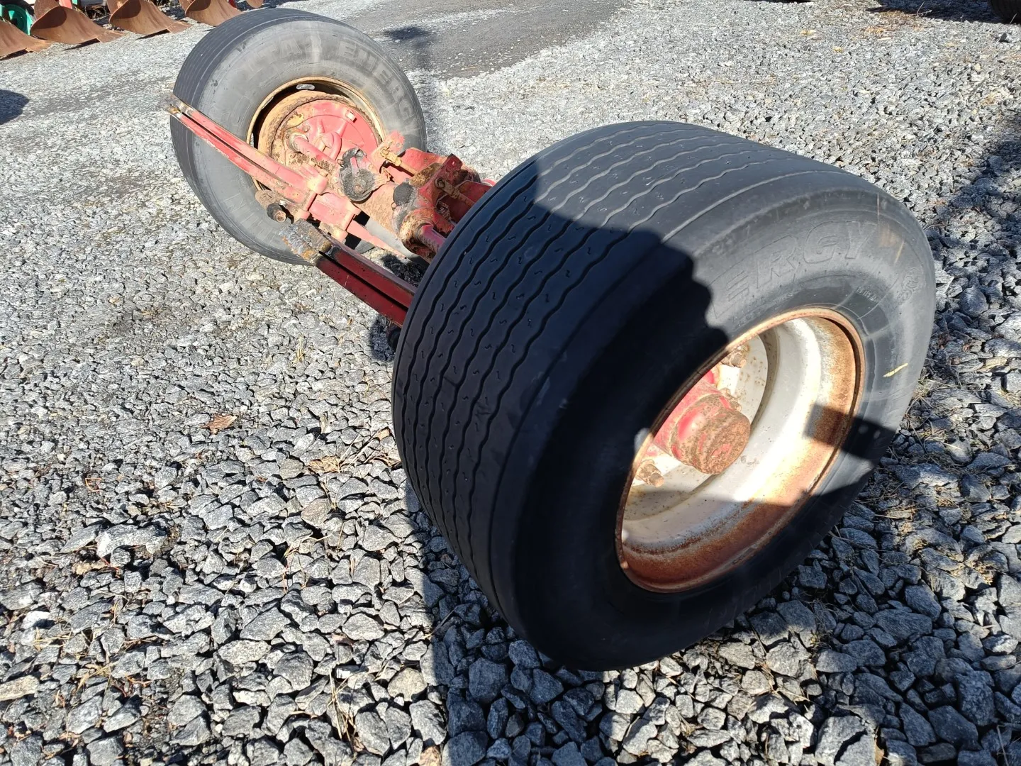 Peräkärryn akseli rakentelijalle / 445/45R19.5 leveillä renkailla
