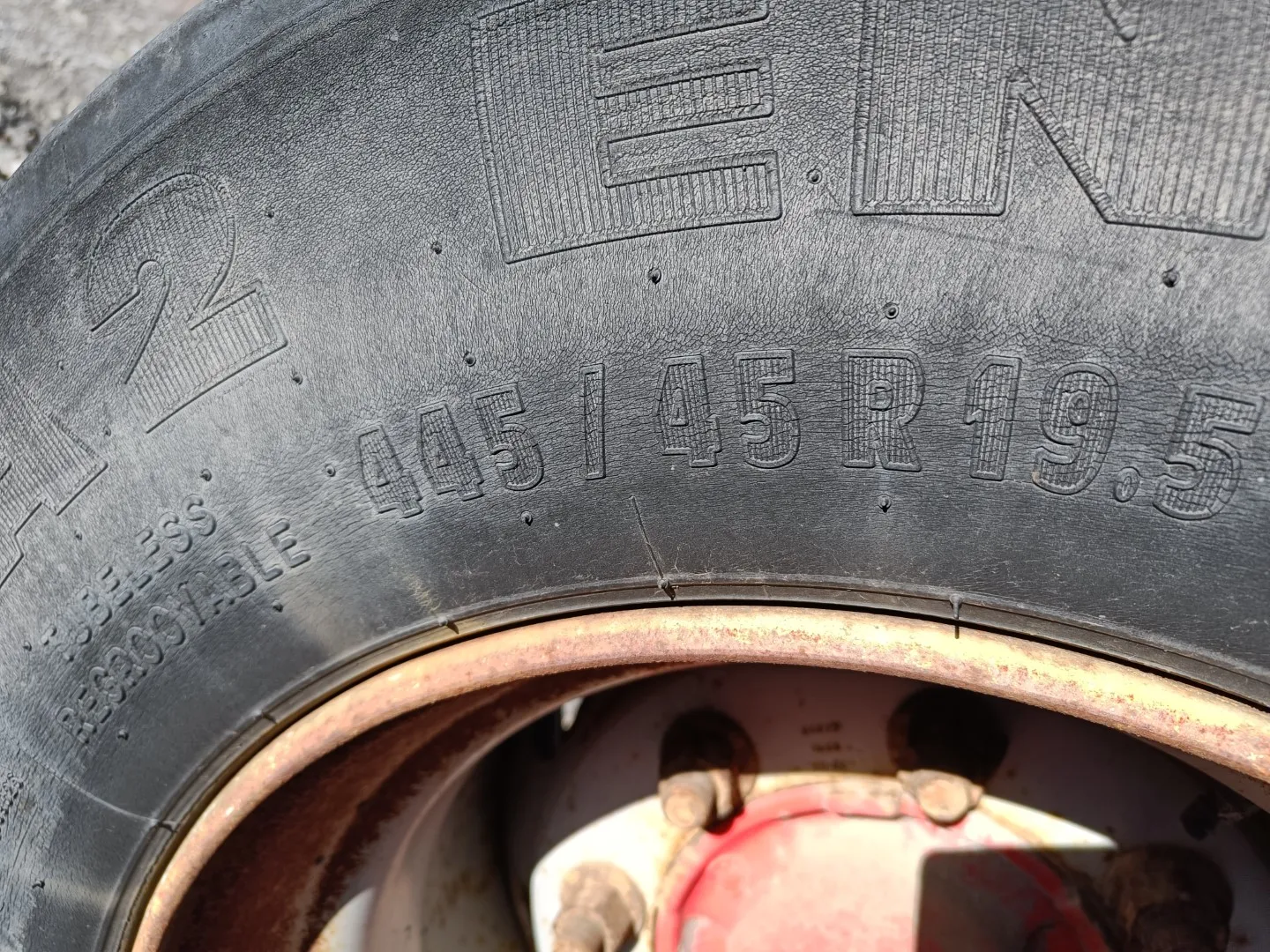 Peräkärryn akseli rakentelijalle / 445/45R19.5 leveillä renkailla