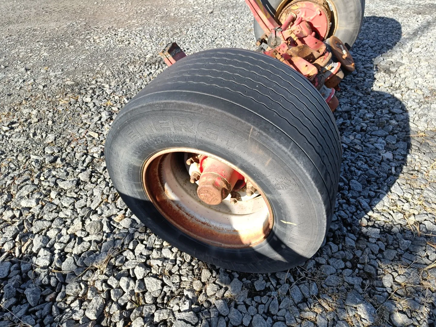 Peräkärryn akseli rakentelijalle / 445/45R19.5 leveillä renkailla