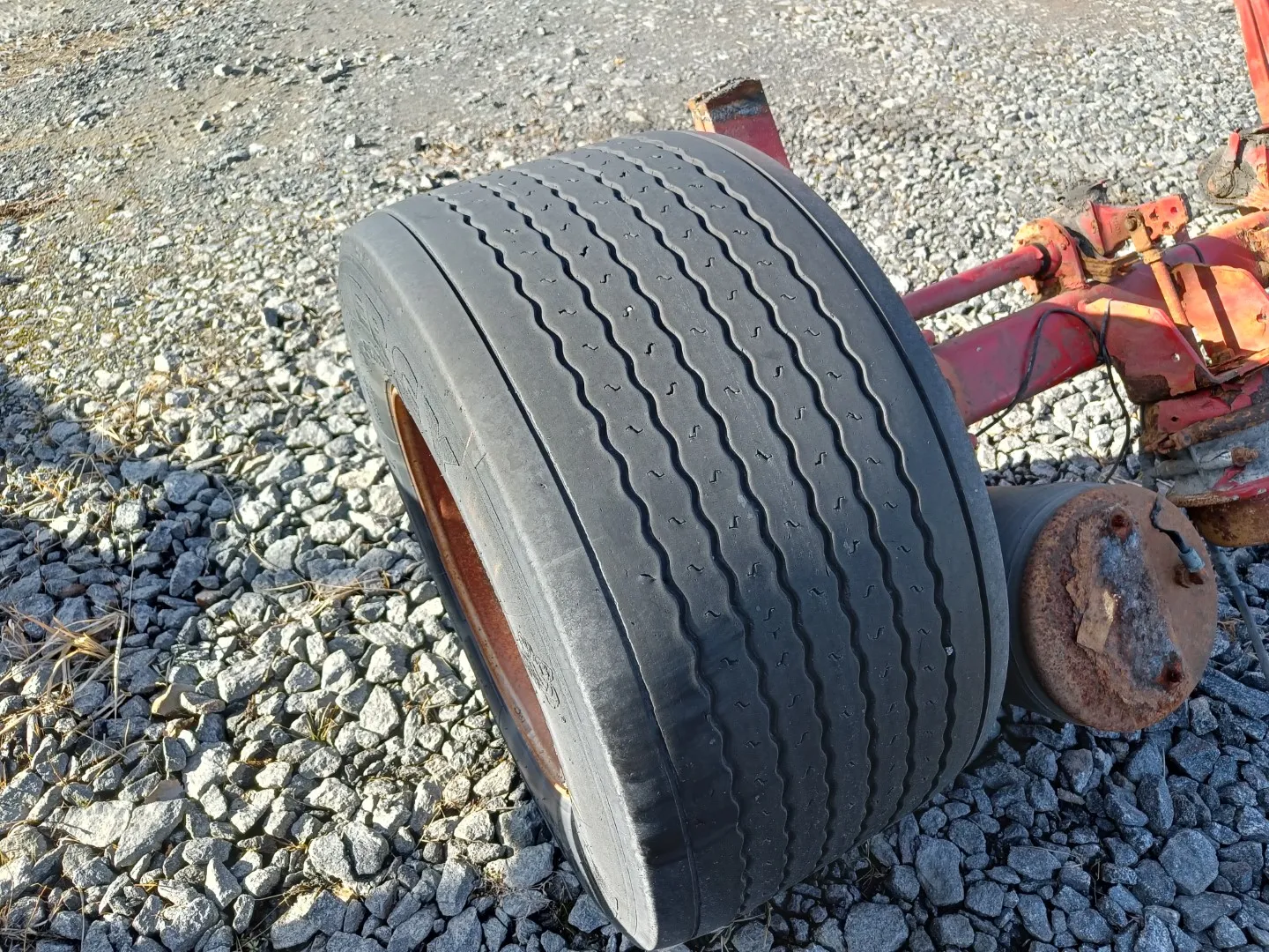 Peräkärryn akseli rakentelijalle / 445/45R19.5 leveillä renkailla