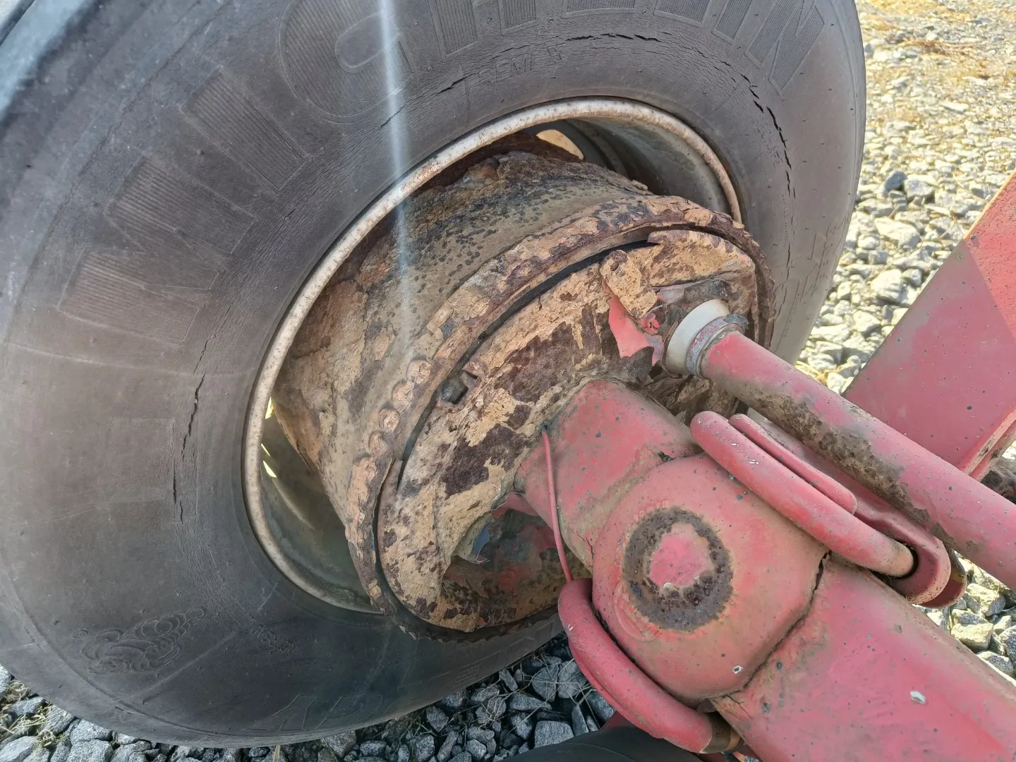 Peräkärryn akseli rakentelijalle / 445/45R19.5 leveillä renkailla