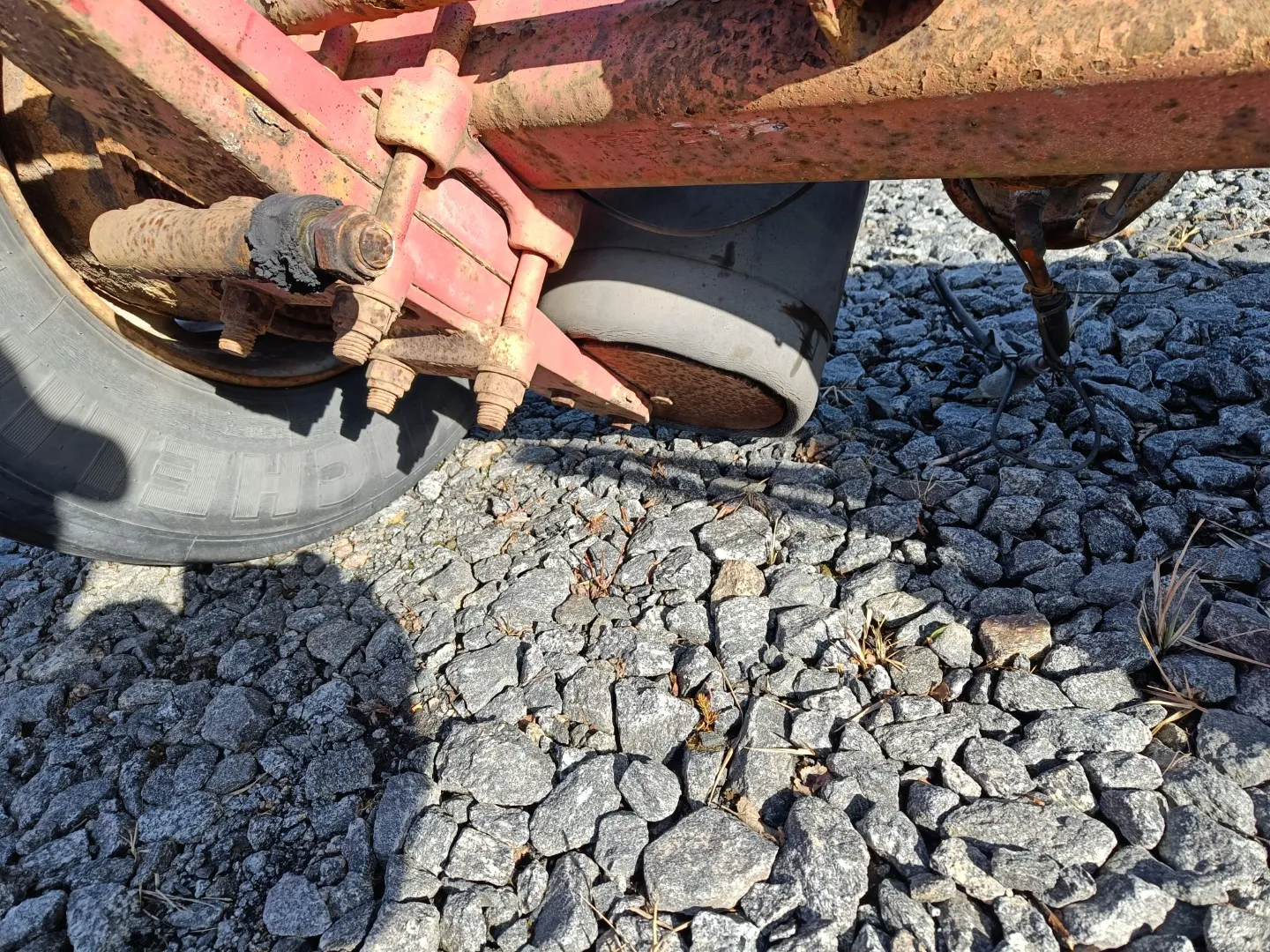 Peräkärryn akseli rakentelijalle / 445/45R19.5 leveillä renkailla