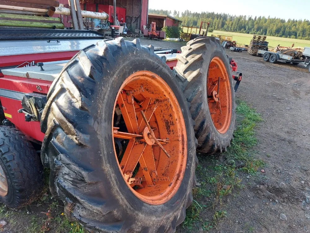 Paripyörät 14.9x38 Salpaset vanteilla / Sopii 16.9x34 renkaiden rinnalle