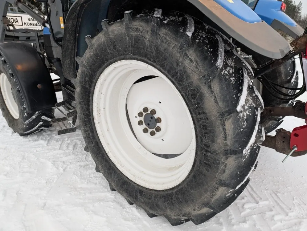 New Holland TS100 traktori / Etukuormaajalla - Katso video!