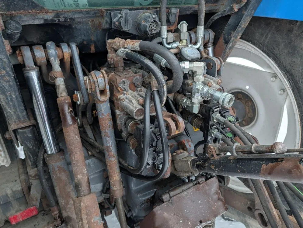 New Holland TS100 traktori / Etukuormaajalla - Katso video!