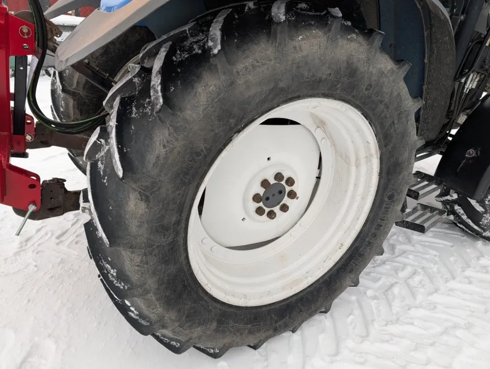 New Holland TS100 traktori / Etukuormaajalla - Katso video!