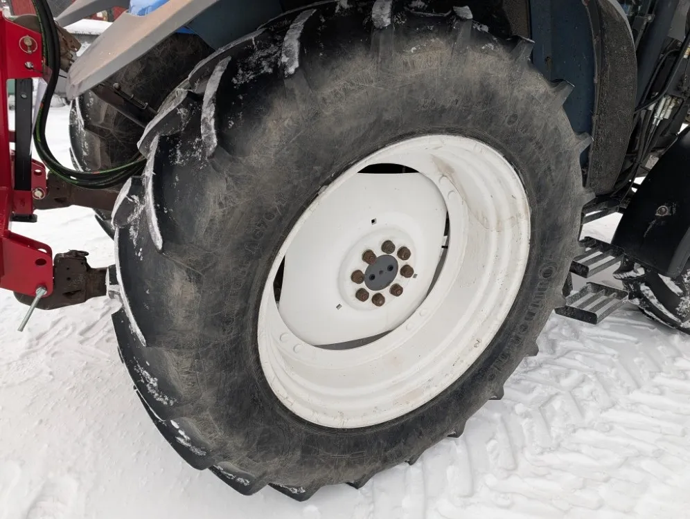 New Holland TS100 traktori / Etukuormaajalla - Katso video!