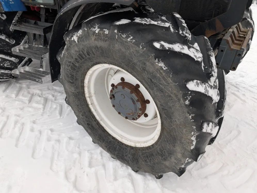 New Holland TS100 traktori / Etukuormaajalla - Katso video!