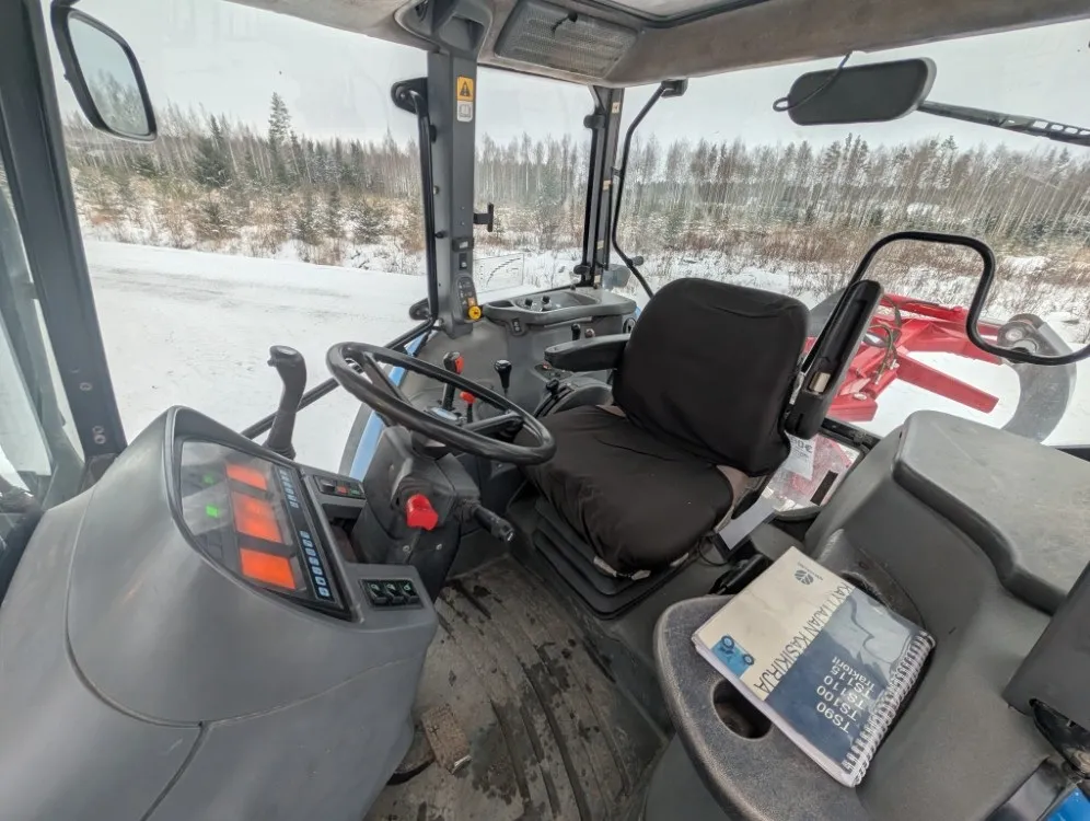 New Holland TS100 traktori / Etukuormaajalla - Katso video!