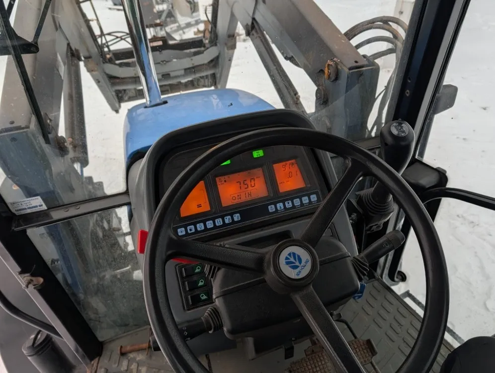 New Holland TS100 traktori / Etukuormaajalla - Katso video!
