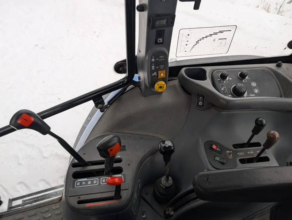 New Holland TS100 traktori / Etukuormaajalla - Katso video!