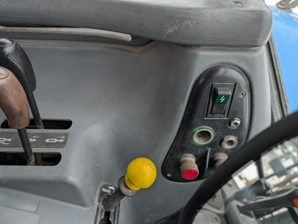 New Holland TS100 traktori / Etukuormaajalla - Katso video!