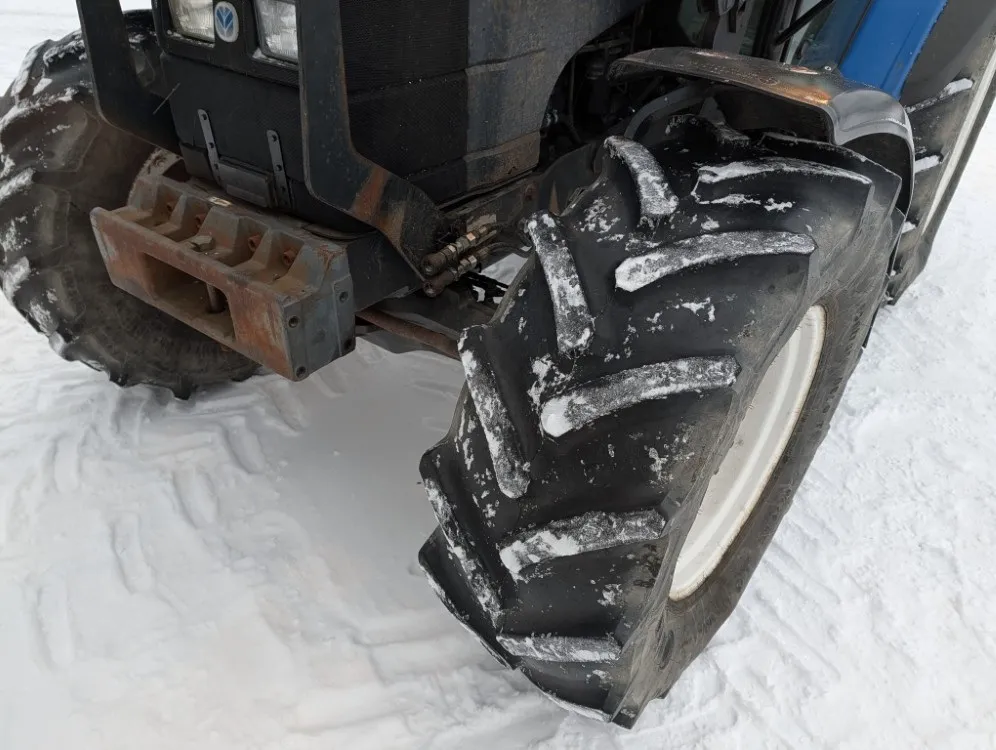 New Holland TS100 traktori / Etukuormaajalla - Katso video!