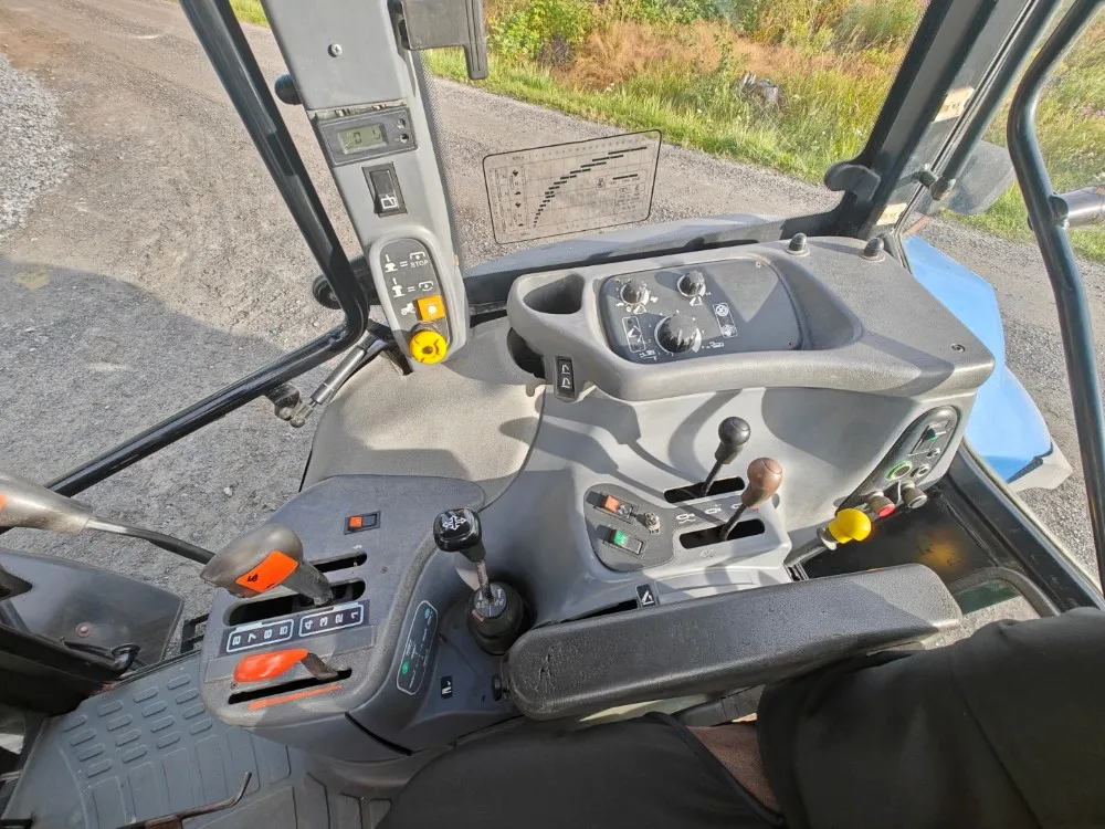 New Holland TS100, ES vaihteisto / Ilmastointi, etukuormaaja Ålö Q55