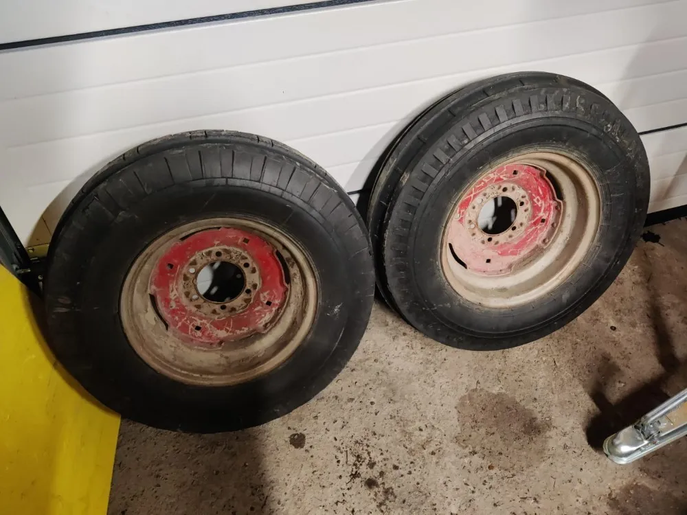 Massey Ferguson 165 Renkaat 7.50x16 / Eturenkaat vanteineen