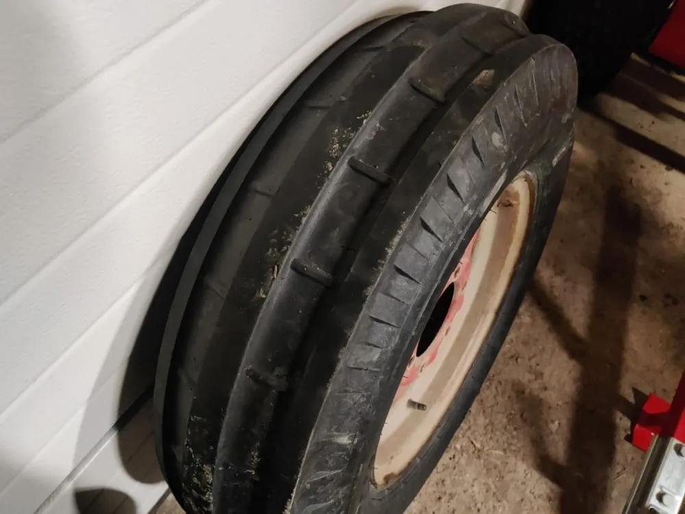 Massey Ferguson 165 Renkaat 7.50x16 / Eturenkaat vanteineen