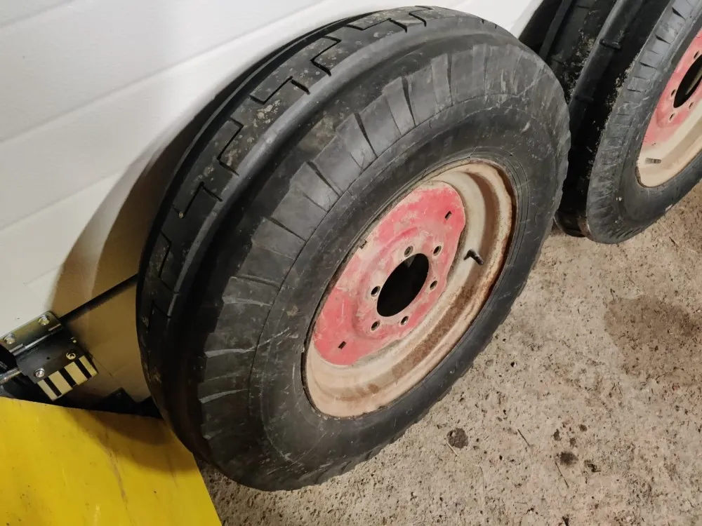 Massey Ferguson 165 Renkaat 7.50x16 / Eturenkaat vanteineen