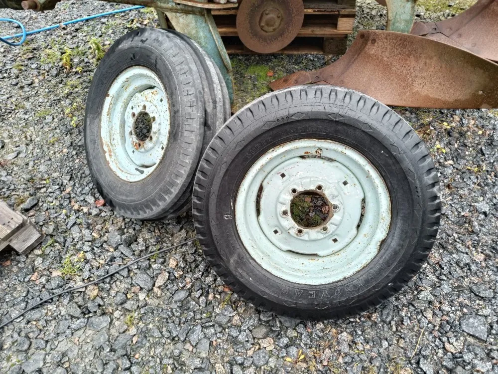 Fordson Diesel Major eturenkaat / 16&amp;quot; vanteineen