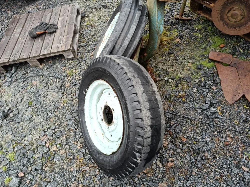 Fordson Diesel Major eturenkaat / 16" vanteineen