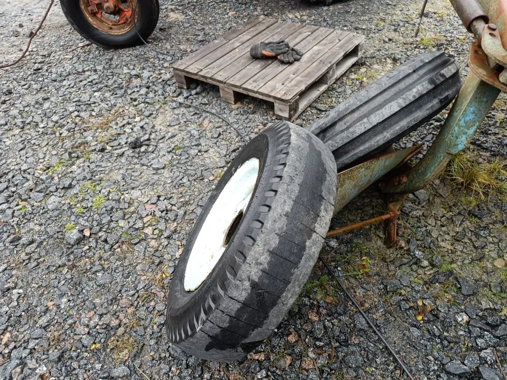 Fordson Diesel Major eturenkaat / 16" vanteineen