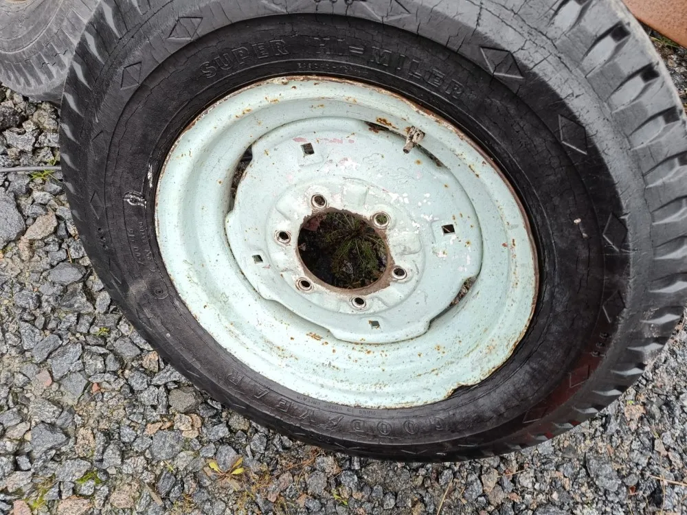Fordson Diesel Major eturenkaat / 16" vanteineen