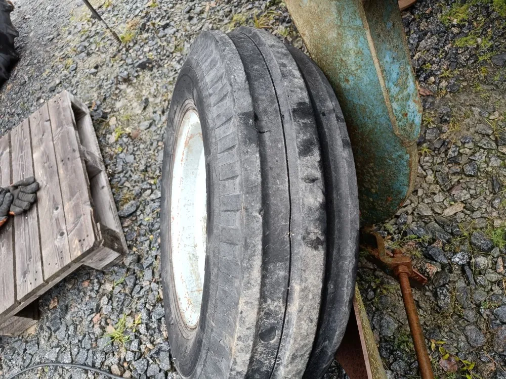 Fordson Diesel Major eturenkaat / 16" vanteineen