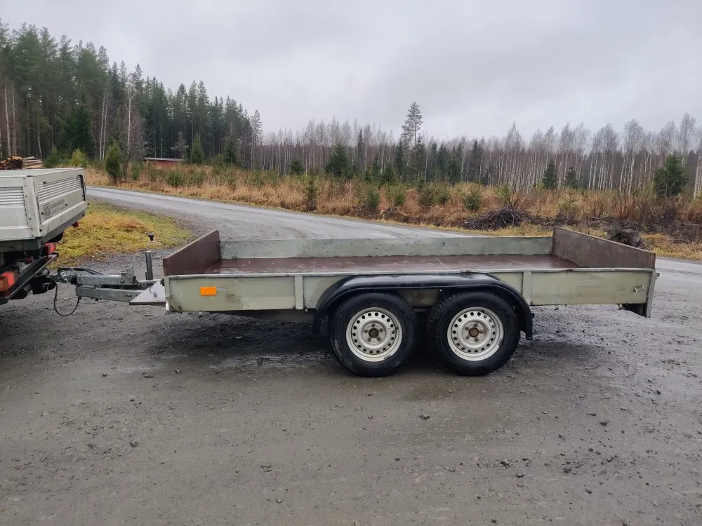 Teliperäkärry Kärppä jarrullinen / Kantavuus 1210kg, kahdet renkaat vanteilla